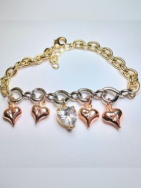 Pretty Bird Jewelry 18kt Gold Plate Heart Charm Bracelet 💛✨✨
